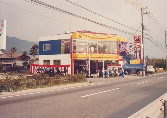 タイヤセンターウメモトサカモト店（現在のミスタータイヤマンウメモトサカモト店）を滋賀県大津市にオープン。