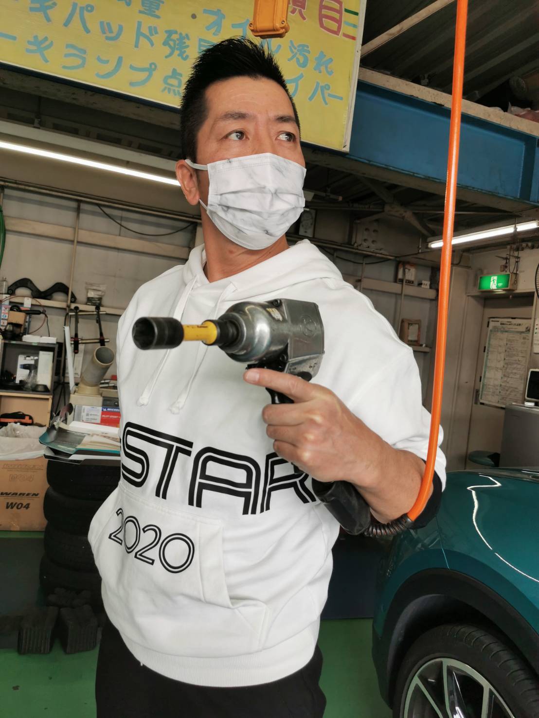 ポーズを決めてくださるしもぐち☆雅充さん